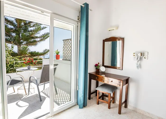 Perama Hotel, Karpathos * أموبي